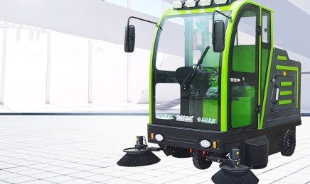 Fully enclosed driving sweeping machine