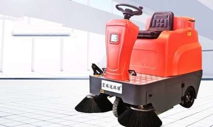 Driving sweeping machine